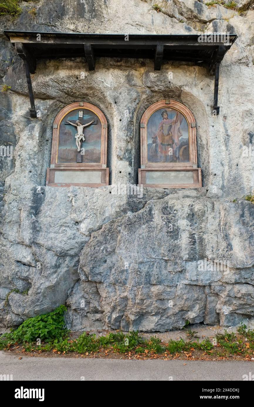 Salzburg, Österreich. Religiöse Darstellung auf der mittelalterlichen Außenmauer des Salzburger Schlosses. Stockfoto