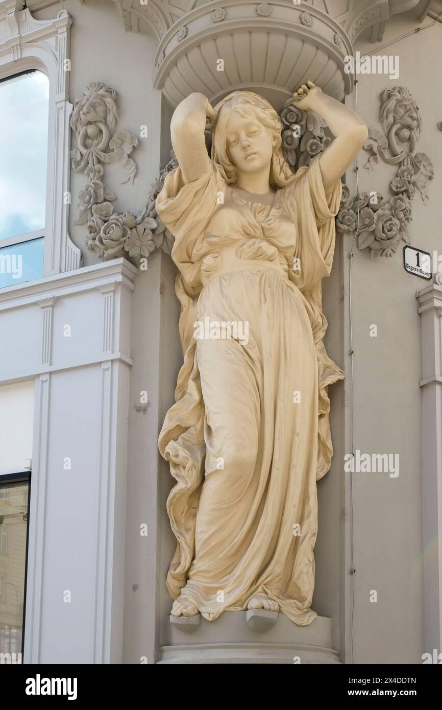 Wien, Österreich. Wunderschöne Skulptur im Jugendstilgebäude. Stockfoto