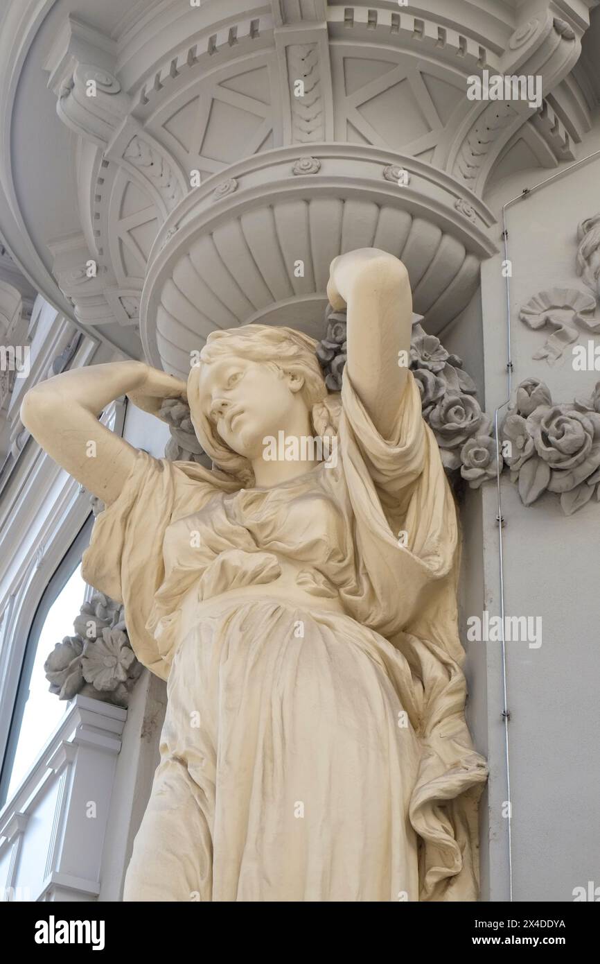 Wien, Österreich. Wunderschöne Skulptur im Jugendstilgebäude. Stockfoto