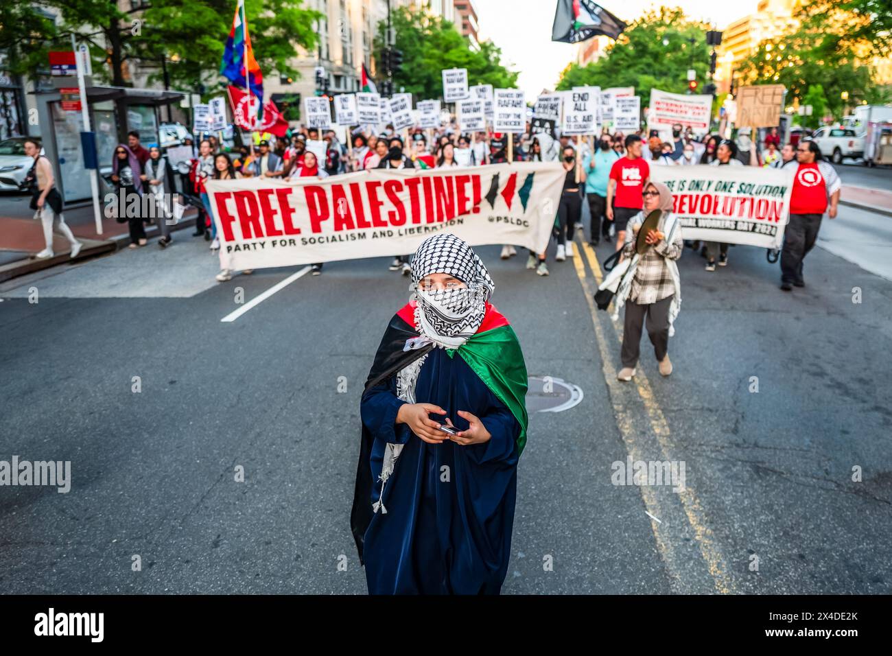 Am 1. Mai 2024 fand in Washington, D.C., Vereinigte Staaten von Amerika ein marsch statt, in dem die Befreiung Palästinas von der israelischen Besatzung gefordert wurde. Stockfoto