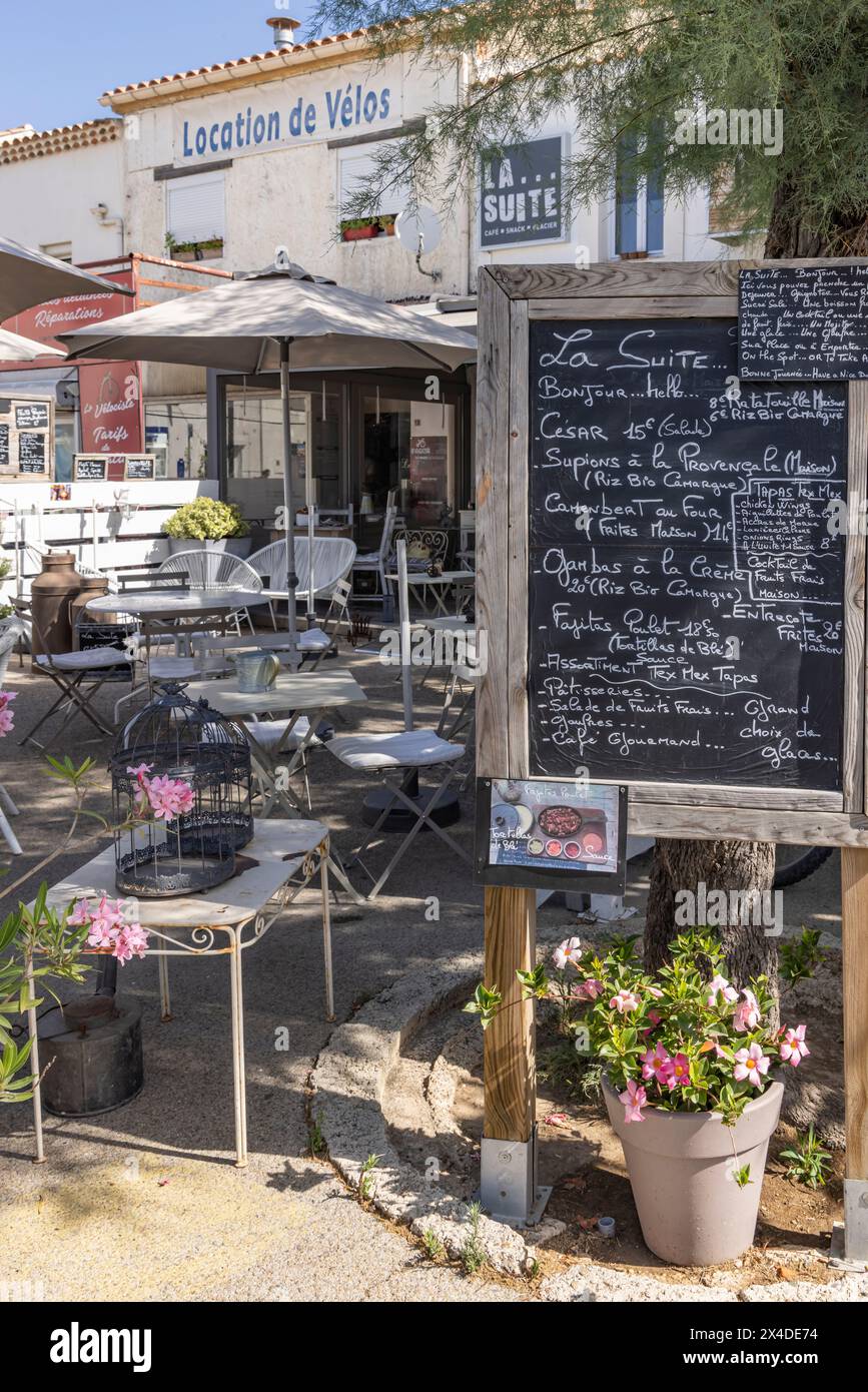 Saintes-Maries-de-la-Mer, Bouches-du-Rhone, Provence-Alpes-Cote d'Azur, Frankreich. Ein Straßencafé. (Nur Für Redaktionelle Zwecke) Stockfoto