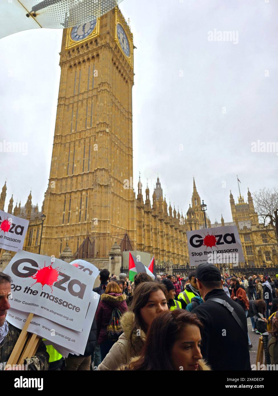 Tausende pro-Palästinenser versammelten sich zur Demonstration der Palästinensischen Solidaritätskampagne (PSK) in der Hauptstadt, um einen sofortigen Waffenstillstand in Gaza zu fordern. London, Vereinigtes Königreich. Stockfoto
