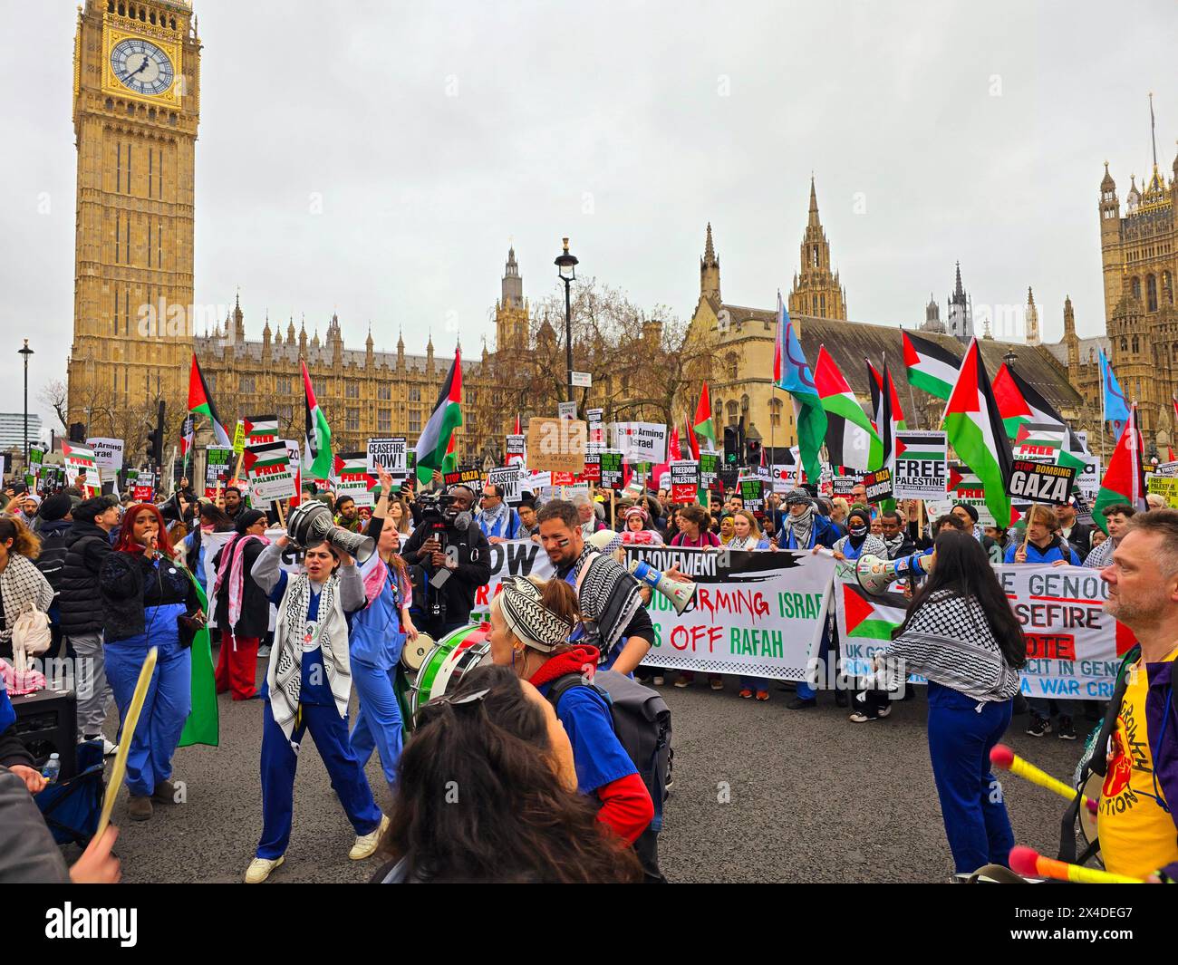 Tausende pro-Palästinenser versammelten sich zur Demonstration der Palästinensischen Solidaritätskampagne (PSK) in der Hauptstadt, um einen sofortigen Waffenstillstand in Gaza zu fordern. London, Vereinigtes Königreich. Stockfoto