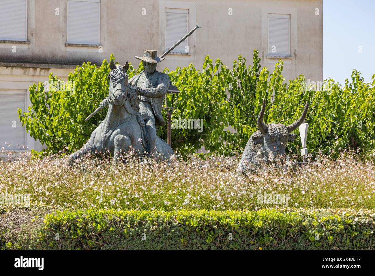 Saintes-Maries-de-la-Mer, Bouches-du-Rhone, Provence-Alpes-Cote d'Azur, Frankreich. Bronzestatue eines Bullen und Wächters. (Nur Für Redaktionelle Zwecke) Stockfoto