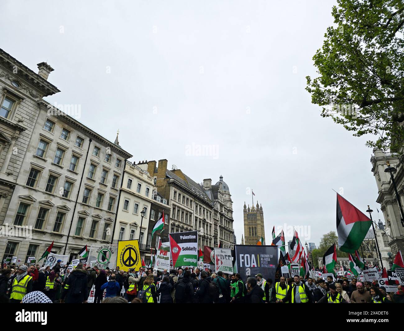 Tausende pro-Palästinenser versammelten sich zur Demonstration der Palästinensischen Solidaritätskampagne (PSK) in der Hauptstadt, um einen sofortigen Waffenstillstand in Gaza zu fordern. London, Vereinigtes Königreich. Stockfoto