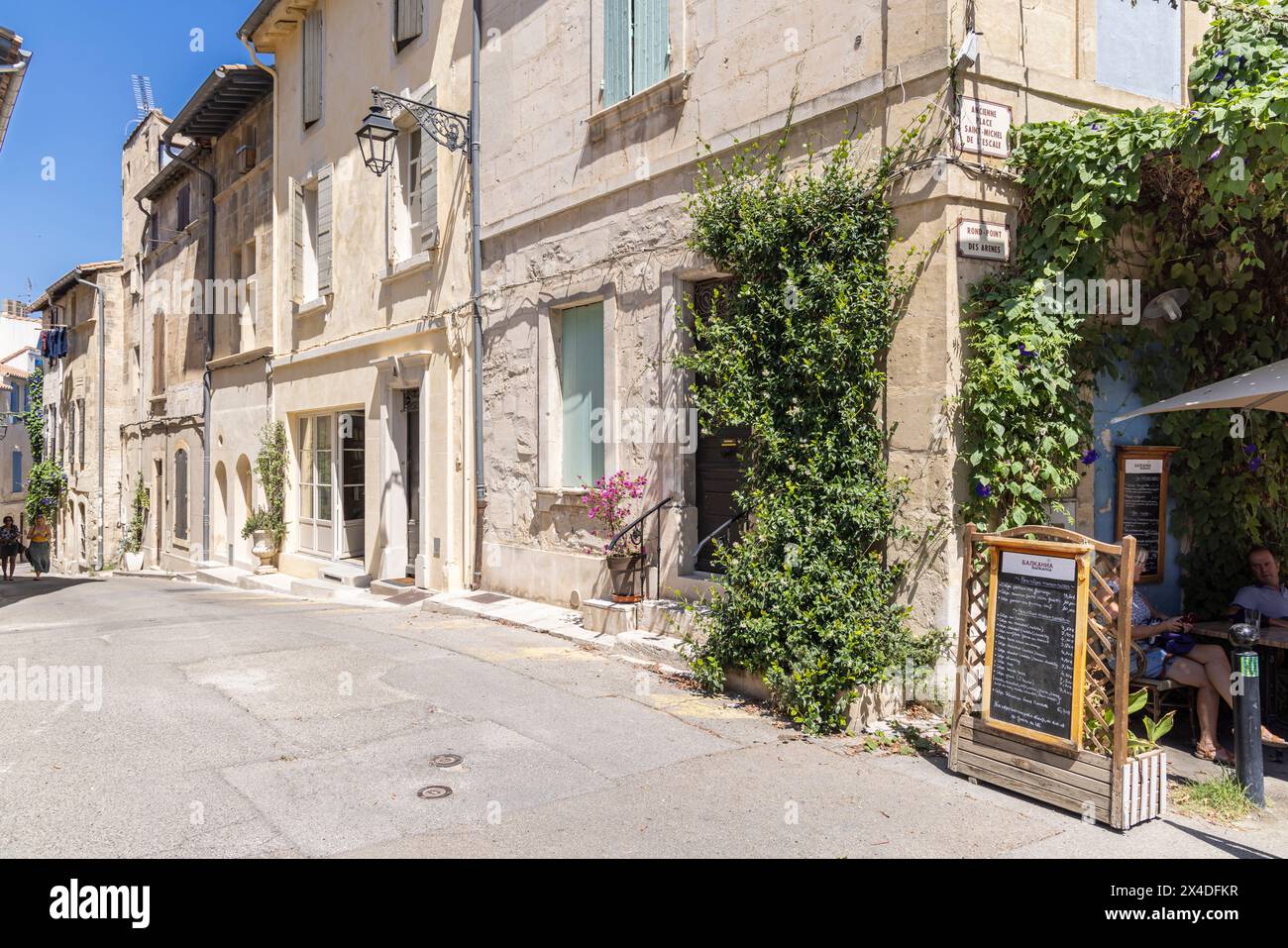 Arles, Bouches-du-Rhone, Provence-Alpes-Cote d'Azur, Frankreich. Straße und ein kleines Café in Arles. (Nur Für Redaktionelle Zwecke) Stockfoto