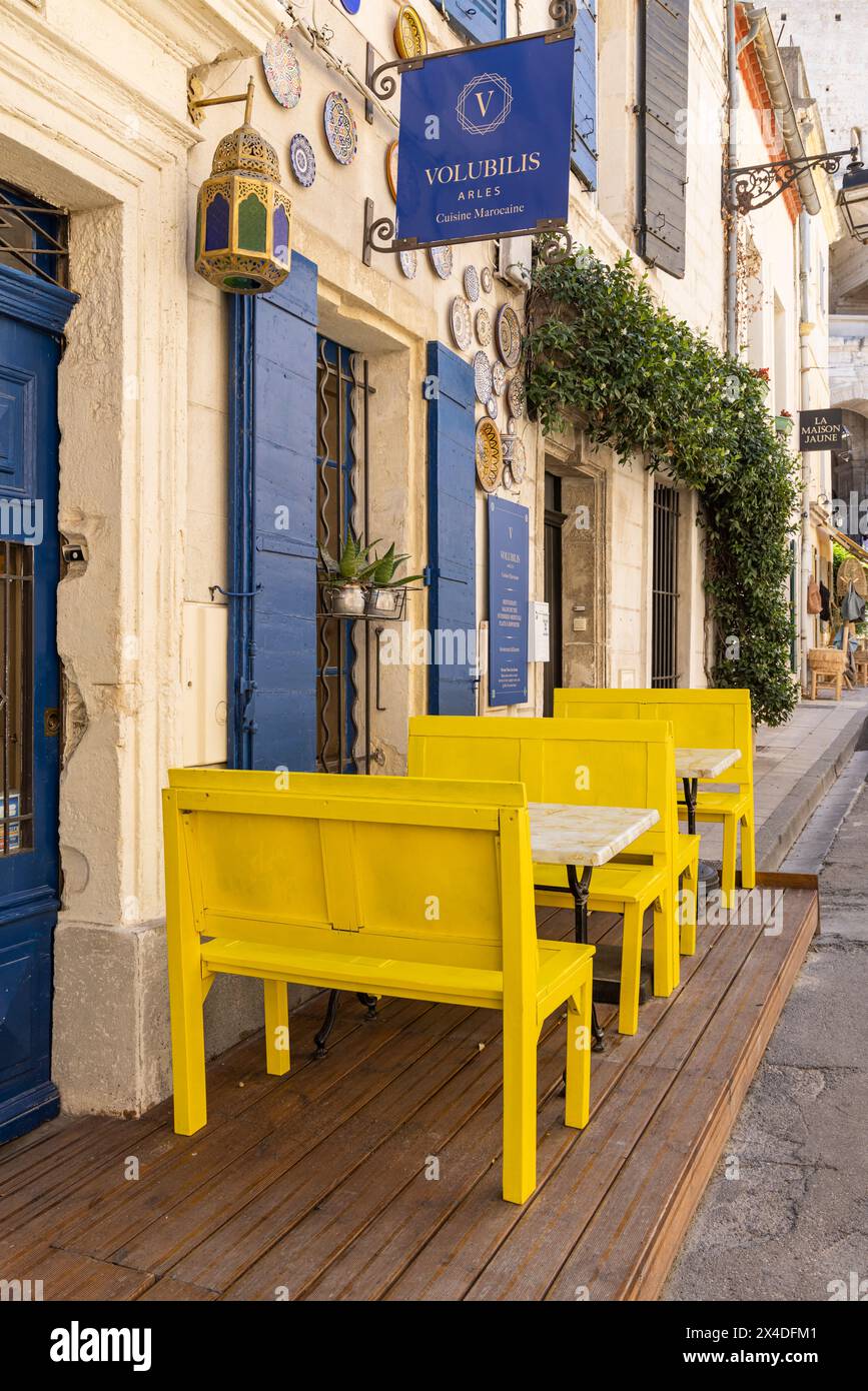 Arles, Bouches-du-Rhone, Provence-Alpes-Cote d'Azur, Frankreich. Sitzplätze im Freien in einem kleinen Café in Arles. (Nur Für Redaktionelle Zwecke) Stockfoto