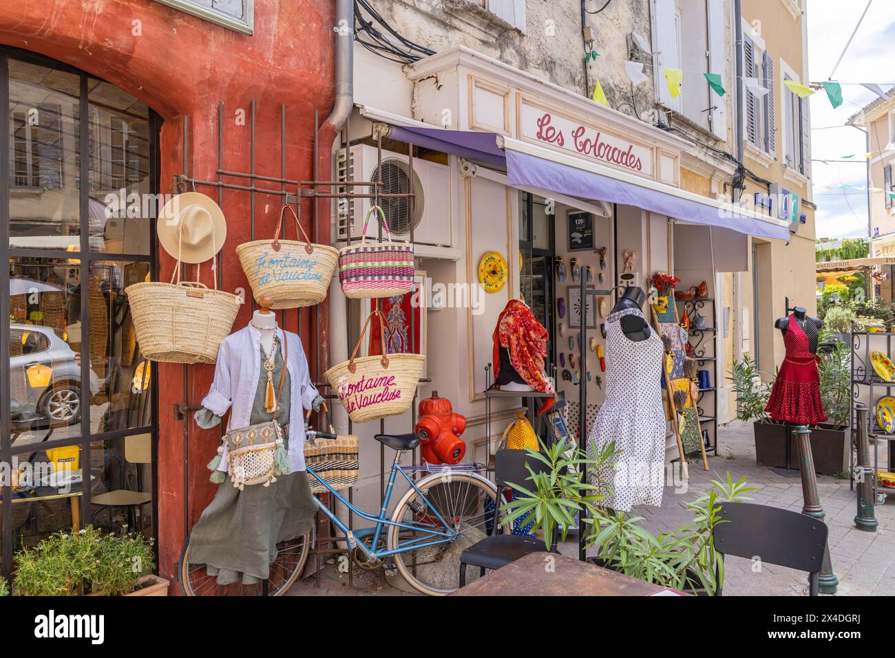 L'Isle-sur-la-Sorgue, Avignon, Vaucluse, Provence-Alpes-Cote d'Azur, Frankreich. Kleine Läden. (Nur Für Redaktionelle Zwecke) Stockfoto