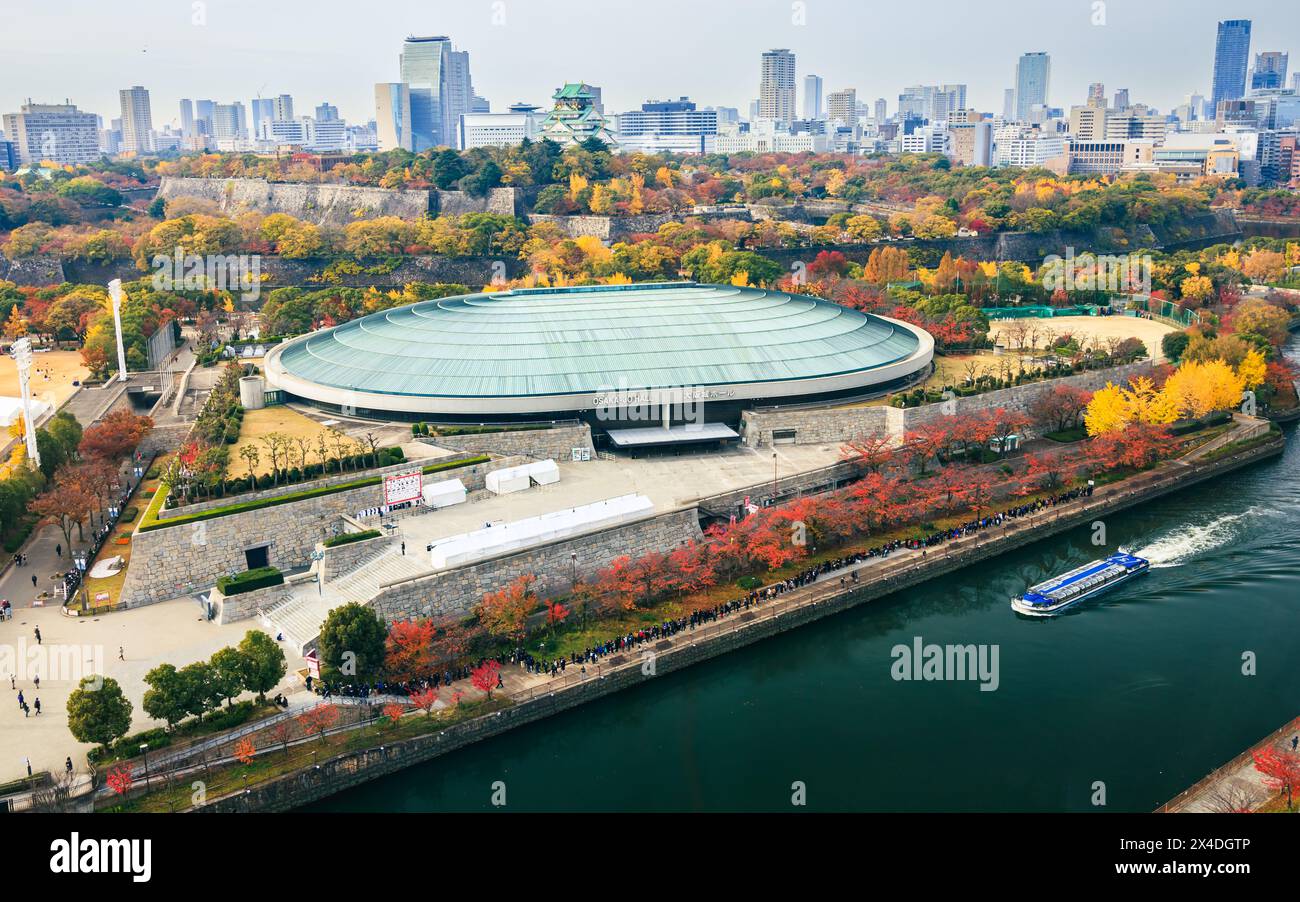 Farbenfrohe Herbstlandschaft am frühen Morgen rund um den Schlosspark Osaka, Präfektur Osaka, Kansai, Japan. Stockfoto