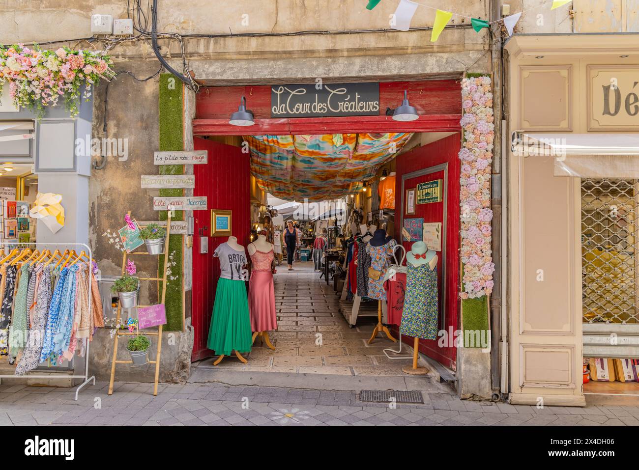 L'Isle-sur-la-Sorgue, Avignon, Vaucluse, Provence-Alpes-Cote d'Azur, Frankreich. Kleine Läden. (Nur Für Redaktionelle Zwecke) Stockfoto
