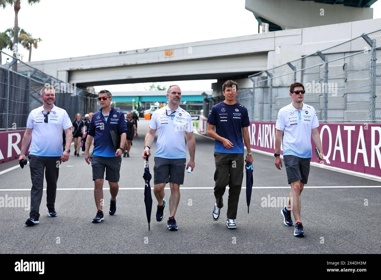 Miami, USA. Mai 2024. Alexander Albon (THA) Williams Racing läuft mit dem Team auf der Rennstrecke. 02.05.2024. Formel-1-Weltmeisterschaft, Rd 6, Miami Grand Prix, Miami, Florida, USA, Vorbereitungstag. Das Foto sollte lauten: XPB/Alamy Live News. Stockfoto