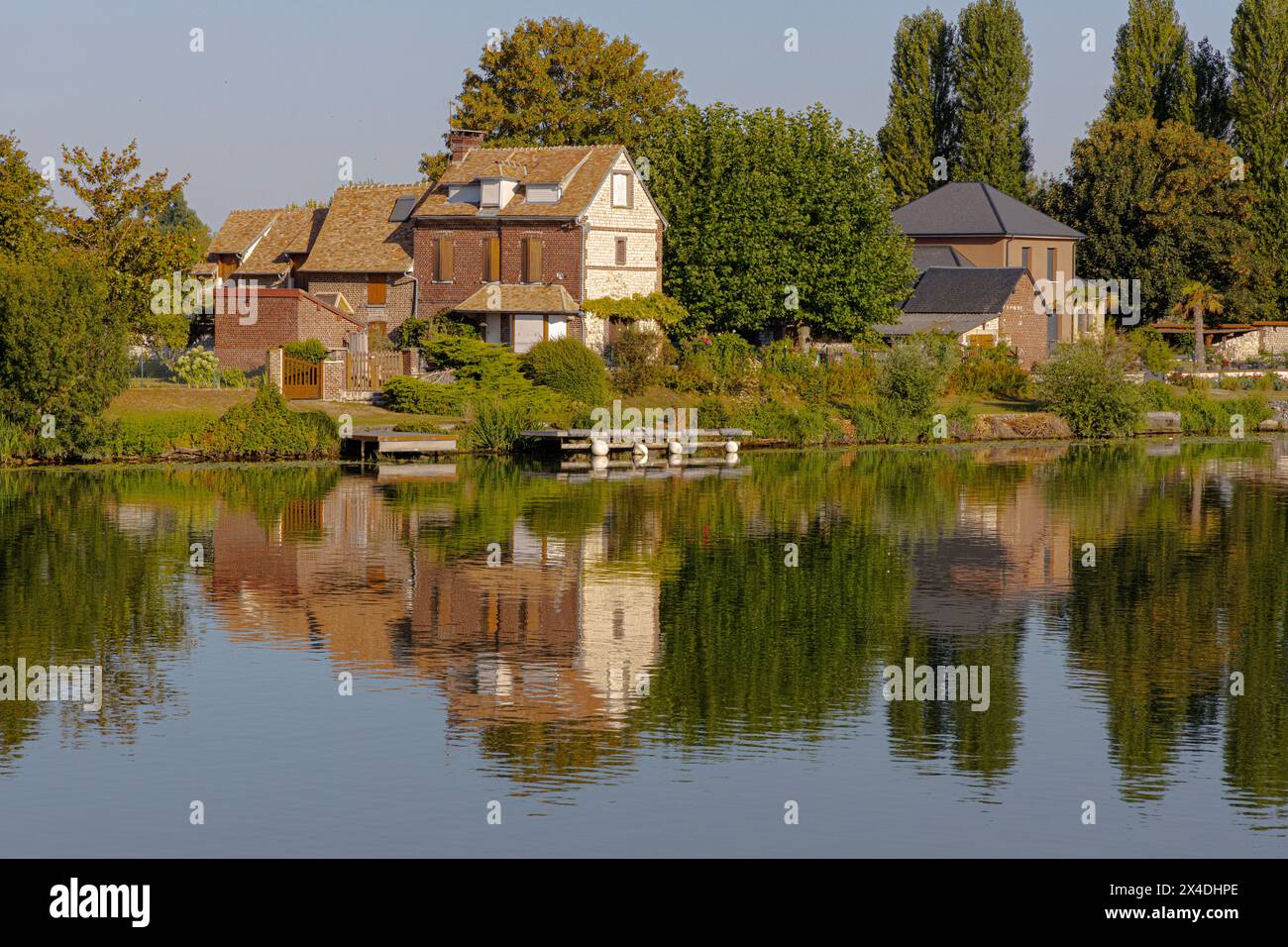 Seine außerhalb von Paris spiegelt sich ein schönes Bauernhaus im Fluss wider. Stockfoto