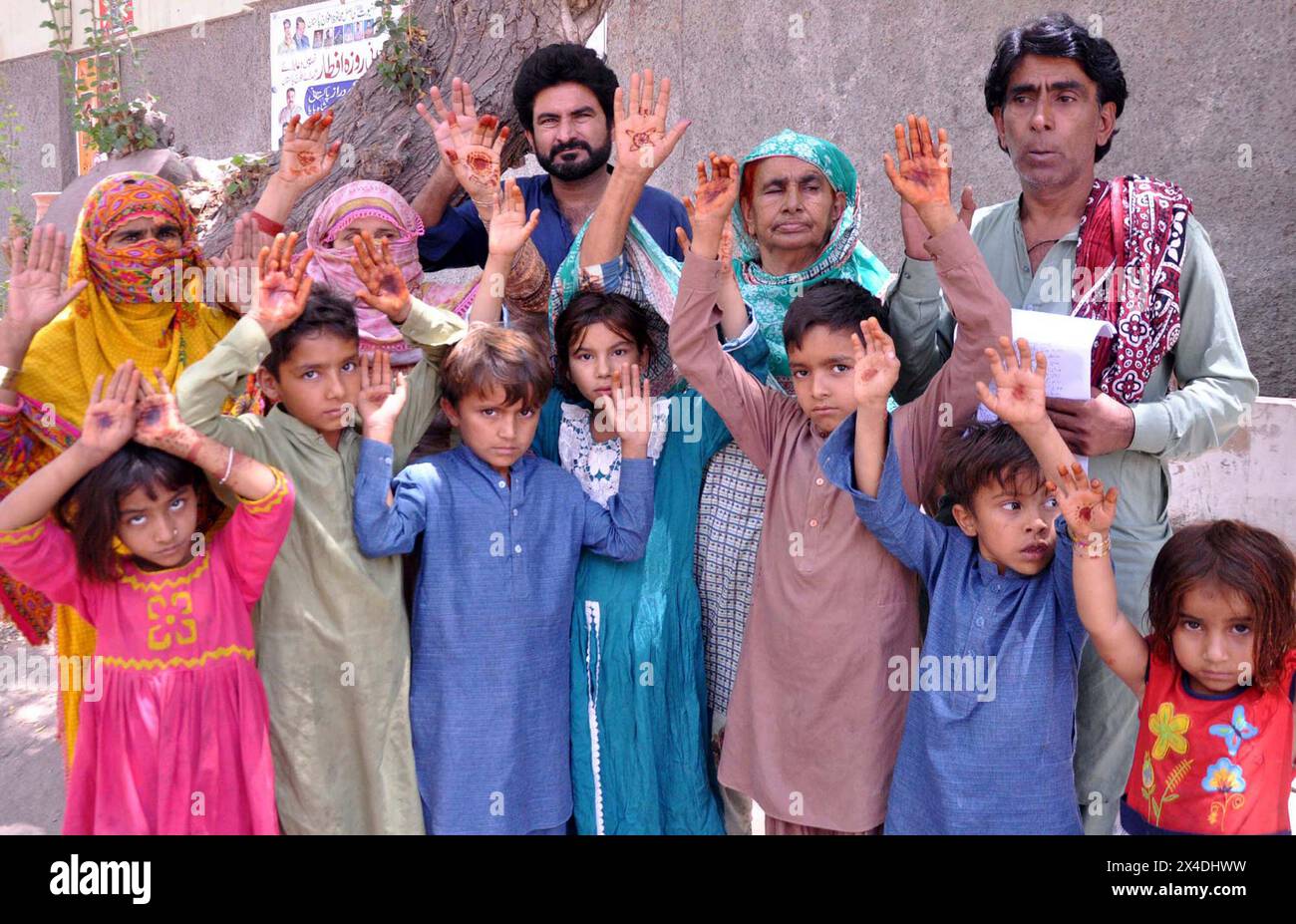 Die Bewohner von Tando Hyder halten am Donnerstag, den 2. Mai 2024, im Pressesaal von Hyderabad eine Protestdemonstration gegen die hohe Händigkeit der einflussreichen Menschen ab. Stockfoto