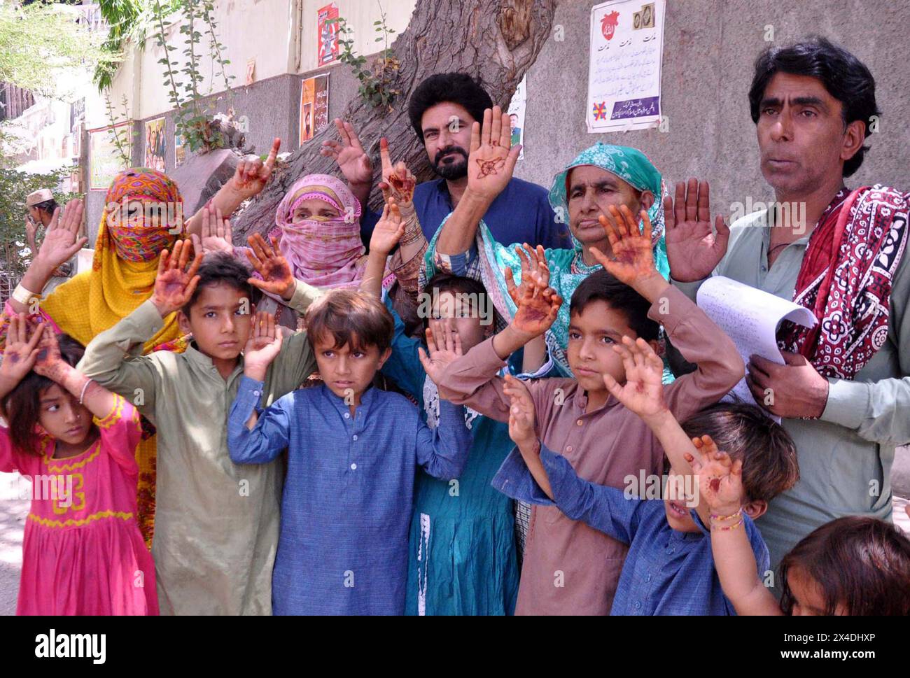 Die Bewohner von Tando Hyder halten am Donnerstag, den 2. Mai 2024, im Pressesaal von Hyderabad eine Protestdemonstration gegen die hohe Händigkeit der einflussreichen Menschen ab. Stockfoto