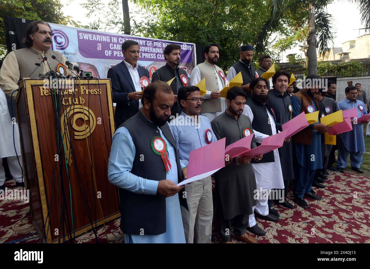 Khyber Pakhtunkhwa, Ministerpräsident Ali Amin Gandapur, leistet den Eid des neu gewählten Kabinetts und des Regierungsorgans des PPC (PPC) während der Eid-Abgabeveranstaltung, die am Donnerstag, den 2. Mai 2024 in PPC in Peshawar stattfand. Stockfoto