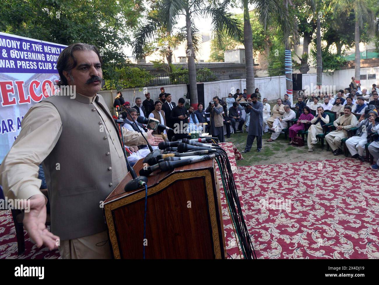 Khyber Pakhtunkhwa-Ministerpräsident Ali Amin Gandapur spricht während der Eid-Ablegezeremonie des neu gewählten Kabinetts und Verwaltungsorgans des PPC am Donnerstag, den 2. Mai 2024, in der PPC in Peshawar. Stockfoto