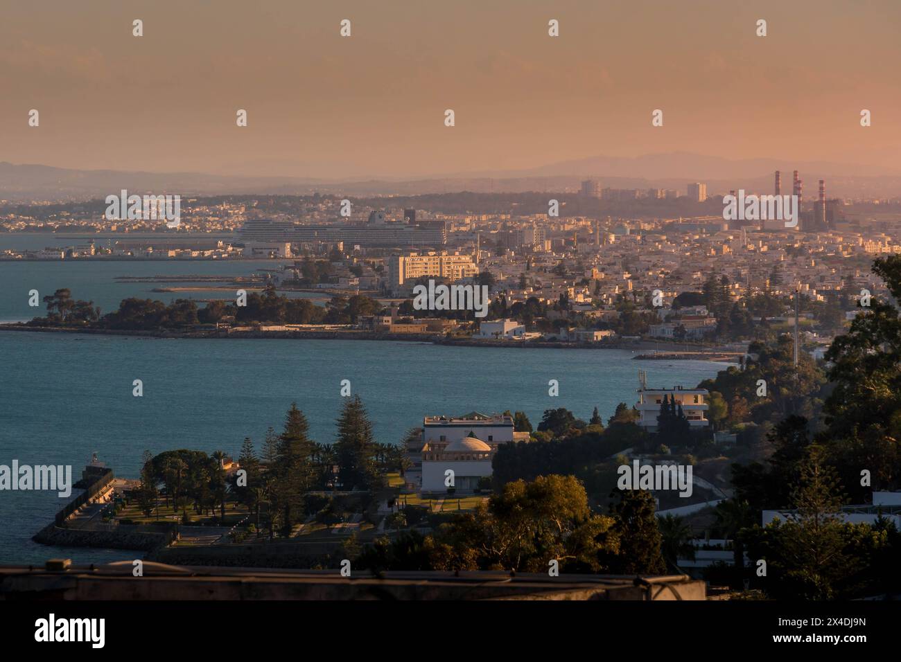 Das Panorama der Stadt Tunis vom Karthago-Hügel während des malerischen Sonnenuntergangs mit dem Mittelmeer und den Wohngebieten. Stockfoto