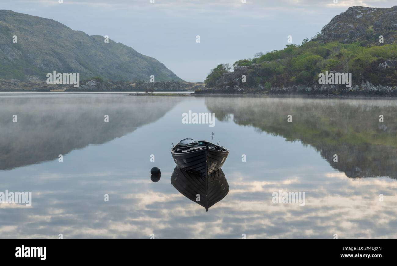 Irland, Lough Leane. Boot und Reflexionen auf dem See. Stockfoto