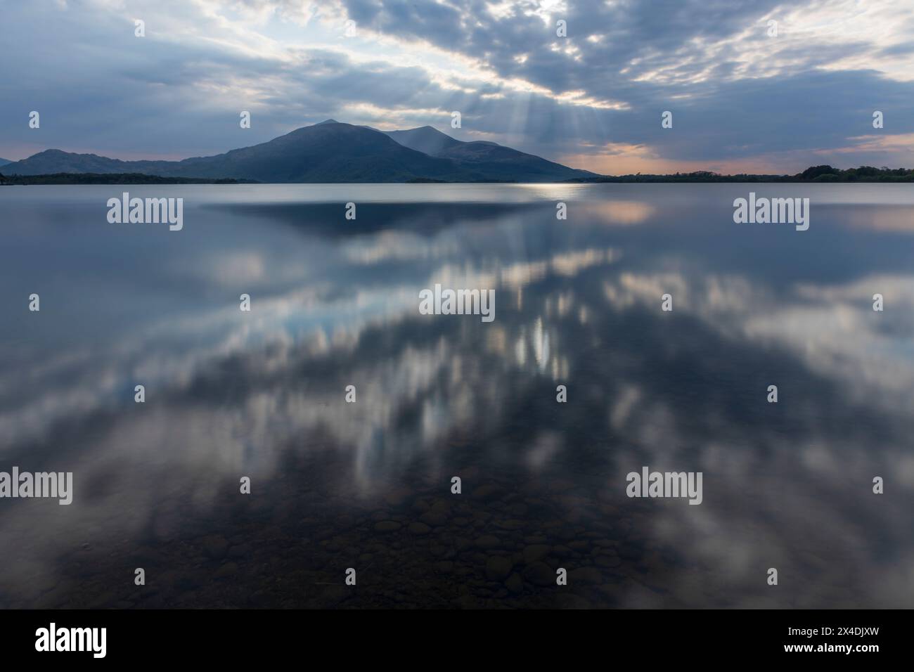 Irland, Lough Leane. Sonnenuntergangsreflexe auf dem See. Stockfoto