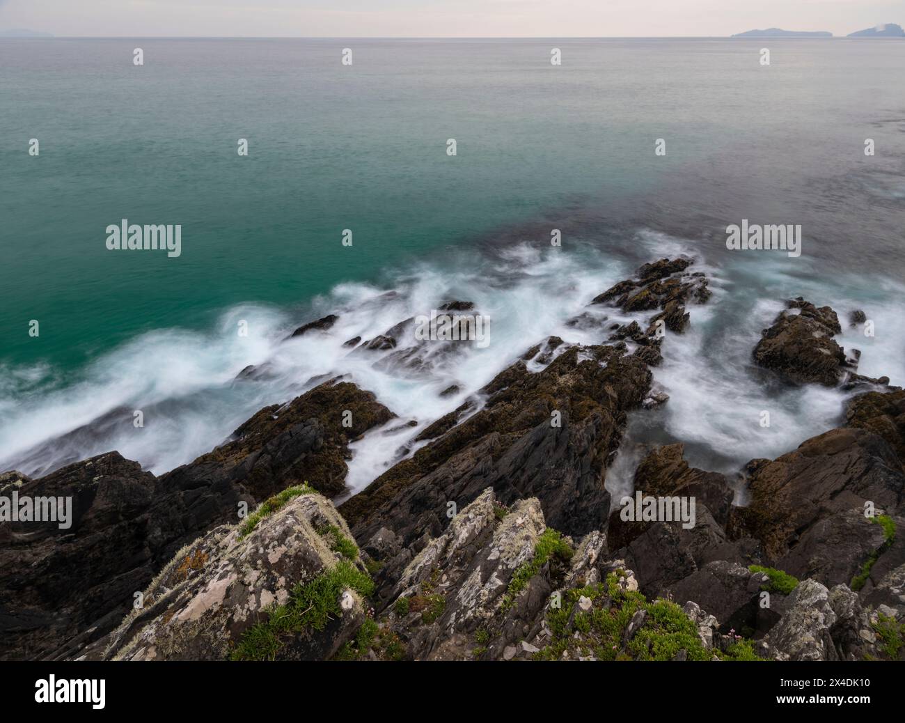 Irland, County Kerry, Dunmore Head. Landschaft der Wellen auf den Felsen des Ozeans. Stockfoto