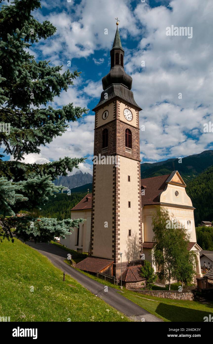 Eine malerische Aussicht auf die Kirche von San Pietro, in einem italienischen Alp Dorf. Funes, Trentino-Südtirol, Italien. Stockfoto