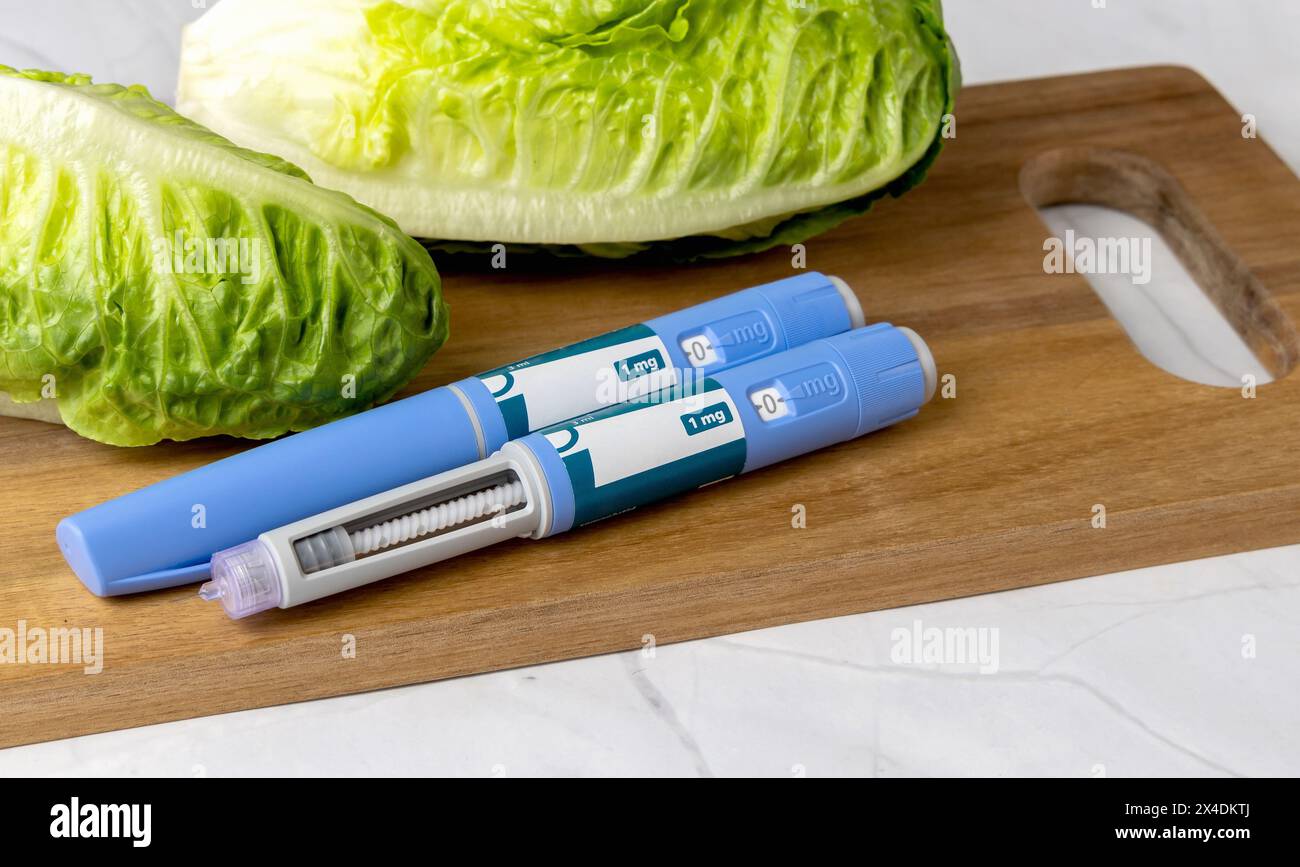 Original dänischer Ozempic Insulininjektionsstift für Diabetiker und Gemüse. Stockfoto