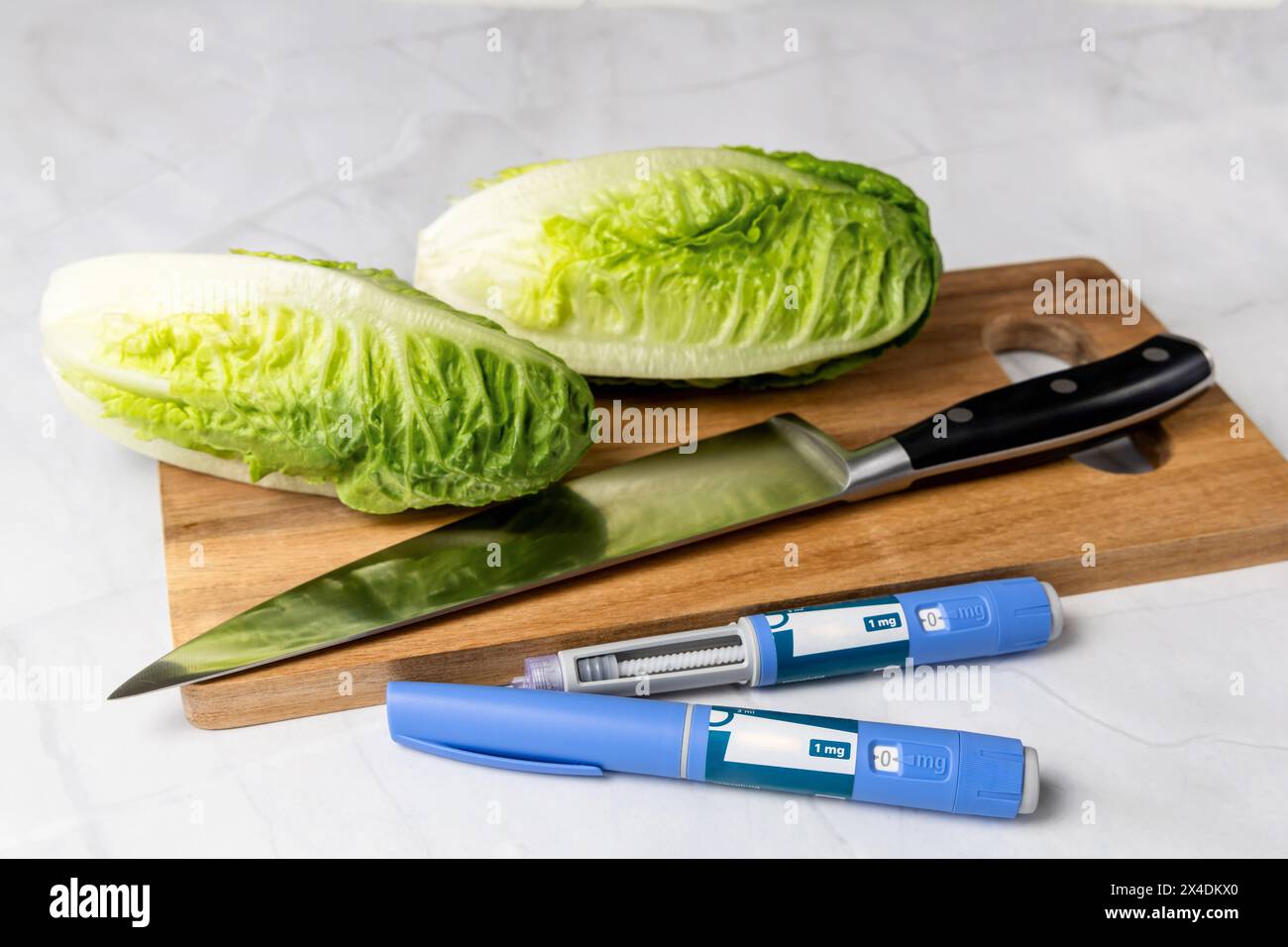 Original dänischer Ozempic Insulininjektionsstift für Diabetiker und Gemüse. Stockfoto