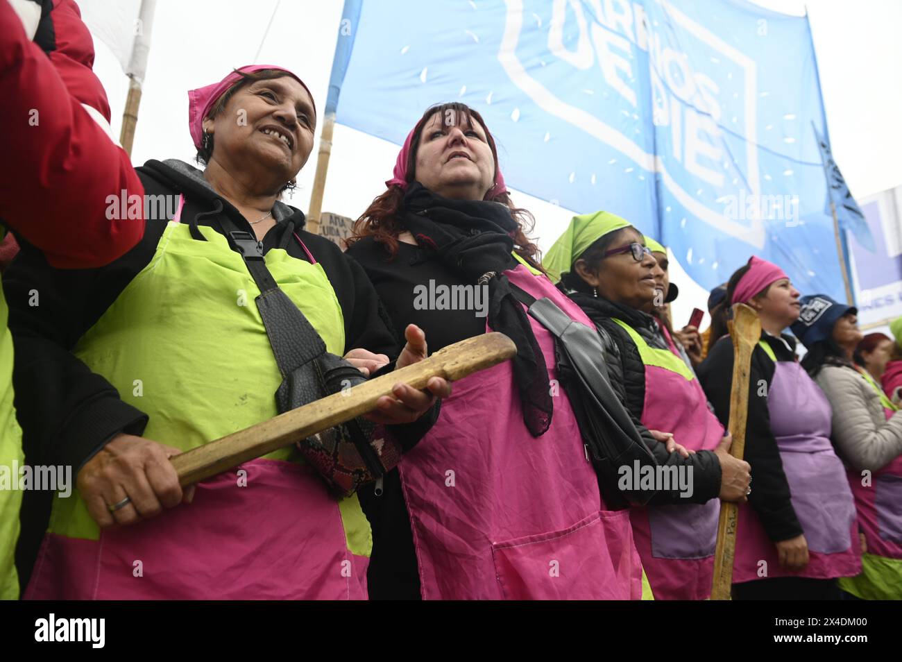 Buenos Aires, Argentinien. Mai 2024. Eine Gruppe von Frauen, die in Suppenküchen kochen, um Kinder zu füttern, hält Löffel auf den Straßen von Buenos Aires, um den Internationalen Arbeitstag zu feiern. Tausende von Menschen marschierten am Mittwoch durch Buenos Aires, um den Internationalen Arbeitstag zu feiern, wobei Demonstranten eine starke Ablehnung der von Präsident Javeir Milei vorgeschlagenen Arbeitsreformen zum Ausdruck brachten. (Foto: Igor Wagner/SOPA Images/SIPA USA) Credit: SIPA USA/Alamy Live News Stockfoto