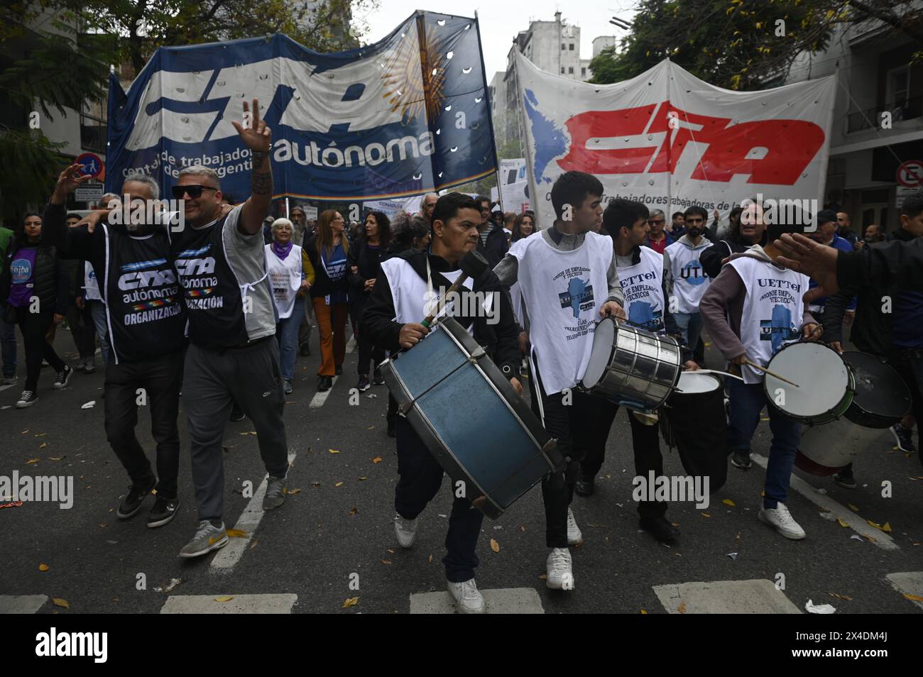 Buenos Aires, Argentinien. Mai 2024. Eine Gruppe von Arbeitern einer argentinischen Gewerkschaft marschiert mit Spruchbändern und Trommeln auf die Straßen von Buenos Aires, um den Internationalen Arbeitstag zu begehen. Tausende von Menschen marschierten am Mittwoch durch Buenos Aires, um den Internationalen Arbeitstag zu feiern, wobei Demonstranten eine starke Ablehnung der von Präsident Javeir Milei vorgeschlagenen Arbeitsreformen zum Ausdruck brachten. (Foto: Igor Wagner/SOPA Images/SIPA USA) Credit: SIPA USA/Alamy Live News Stockfoto