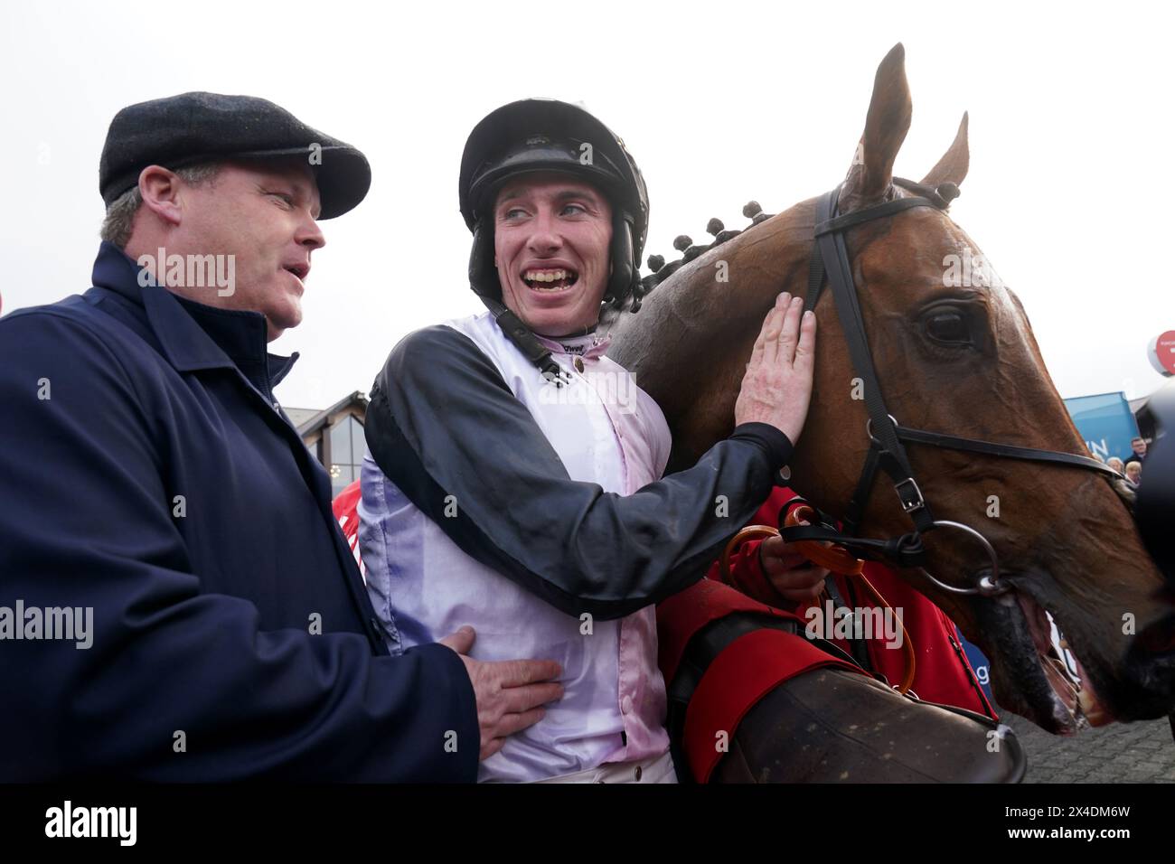 Trainer Gordon Elliott und Jockey Jack Kennedy mit Teahupoo, nachdem sie am dritten Tag des Punchestown Festivals auf der Punchestown Racecourse in County Kildare die Ladbrokes Champion Stayers gewonnen hatten. Bilddatum: Donnerstag, 2. Mai 2024. Stockfoto