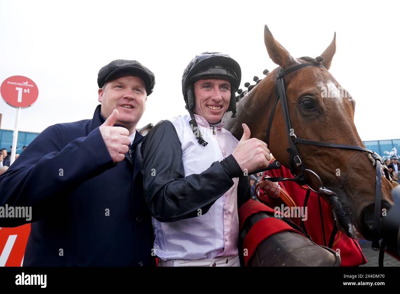 Trainer Gordon Elliott und Jockey Jack Kennedy mit Teahupoo, nachdem sie am dritten Tag des Punchestown Festivals auf der Punchestown Racecourse in County Kildare die Ladbrokes Champion Stayers gewonnen hatten. Bilddatum: Donnerstag, 2. Mai 2024. Stockfoto