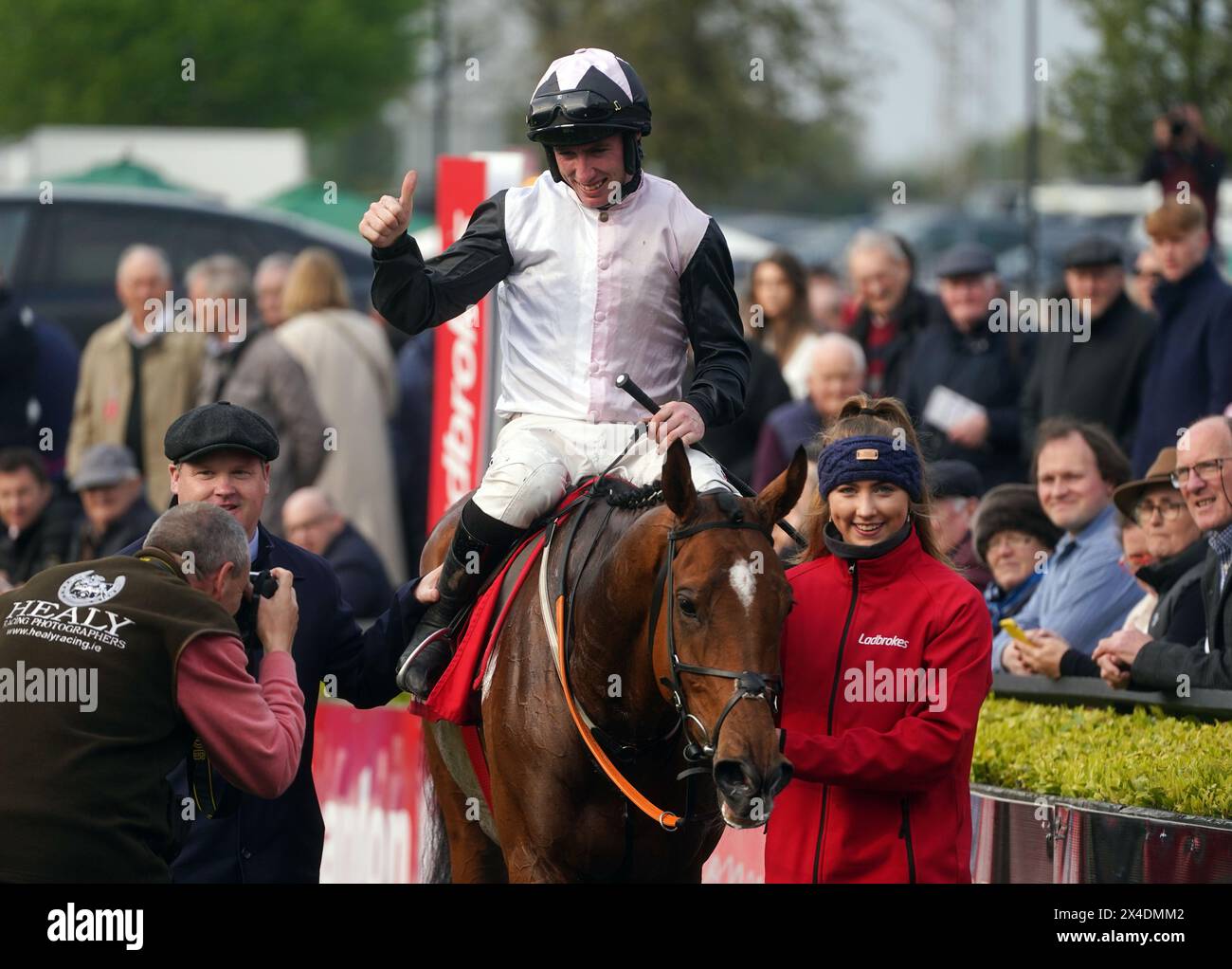 Jack Kennedy auf Teahupoo, nachdem er am dritten Tag des Punchestown Festivals auf der Punchestown Racecourse in County Kildare die Ladbrokes Champion Stayers gewonnen hatte. Bilddatum: Donnerstag, 2. Mai 2024. Stockfoto