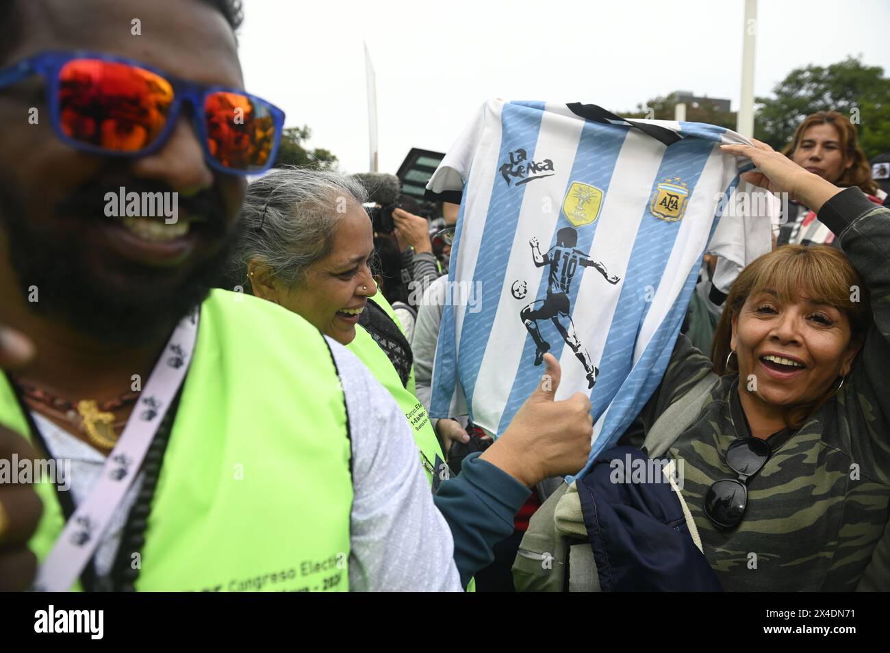 Buenos Aires, Argentinien. Mai 2024. Zwei Frauen der International Alliance of Waste Pickers halten ein argentinisches T-Shirt mit einem Bild von Diego Maradona auf den Straßen von Buenos Aires, um den Internationalen Arbeitstag zu feiern. Tausende von Menschen marschierten am Mittwoch durch Buenos Aires, um den Internationalen Arbeitstag zu feiern, wobei Demonstranten eine starke Ablehnung der von Präsident Javeir Milei vorgeschlagenen Arbeitsreformen zum Ausdruck brachten. Quelle: SOPA Images Limited/Alamy Live News Stockfoto