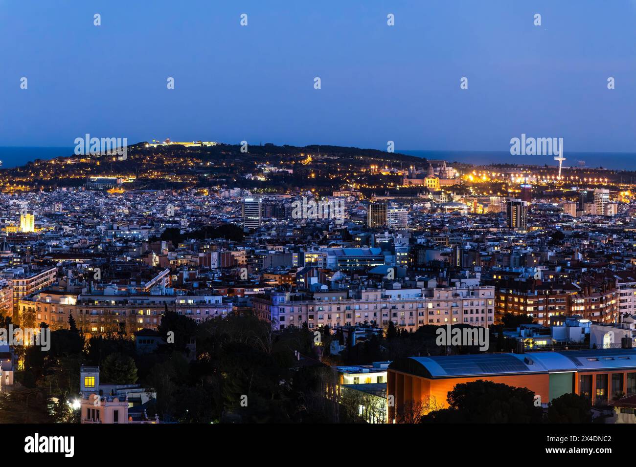 Nachtaufnahme Barcelonas mit Blick auf den Montjuic Barcelona Katalonien Spanien *** Nachtaufnahme von Barcelona mit Blick auf Montjuic Barcelona Catalon Stockfoto