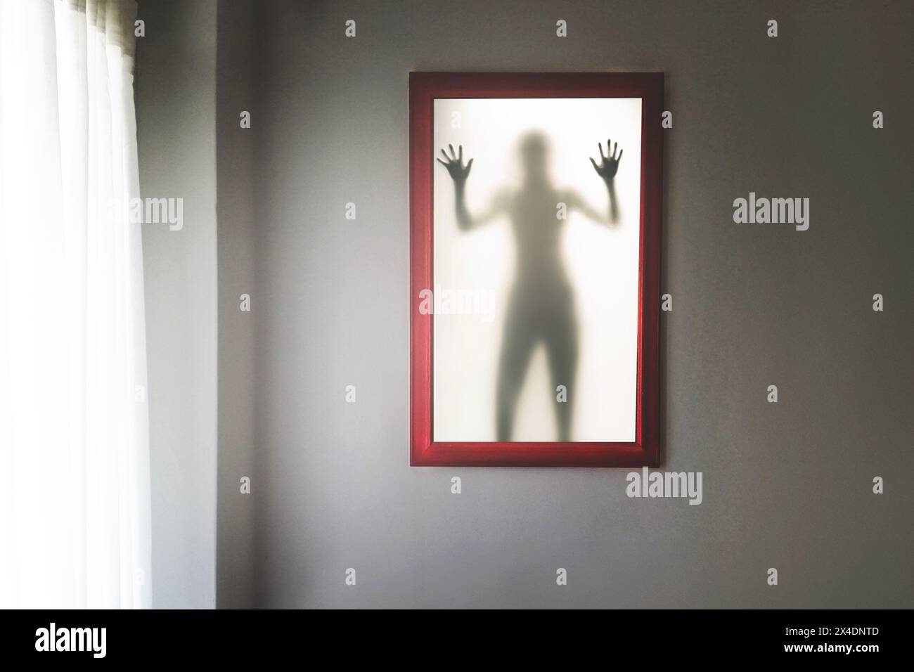 Surreales Bild mit einem Schatten eines Mannes hinter der Glasoberfläche, abstraktes Konzept Stockfoto