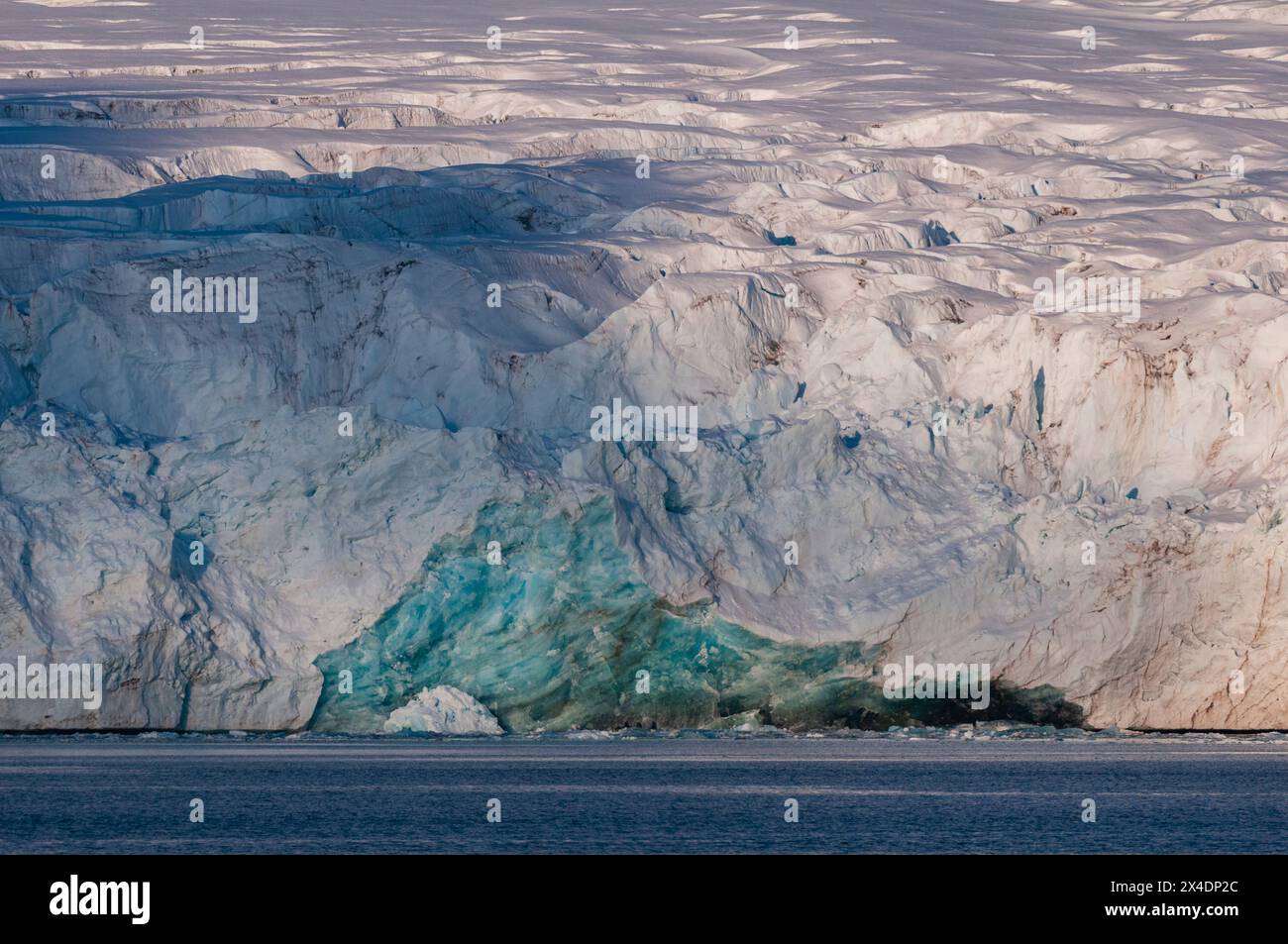 Sonnenlicht und Schatten auf einem Gletscher vor dem Magdalenefjorden, Spitzbergen Island, Svalbard, Norwegen. Stockfoto