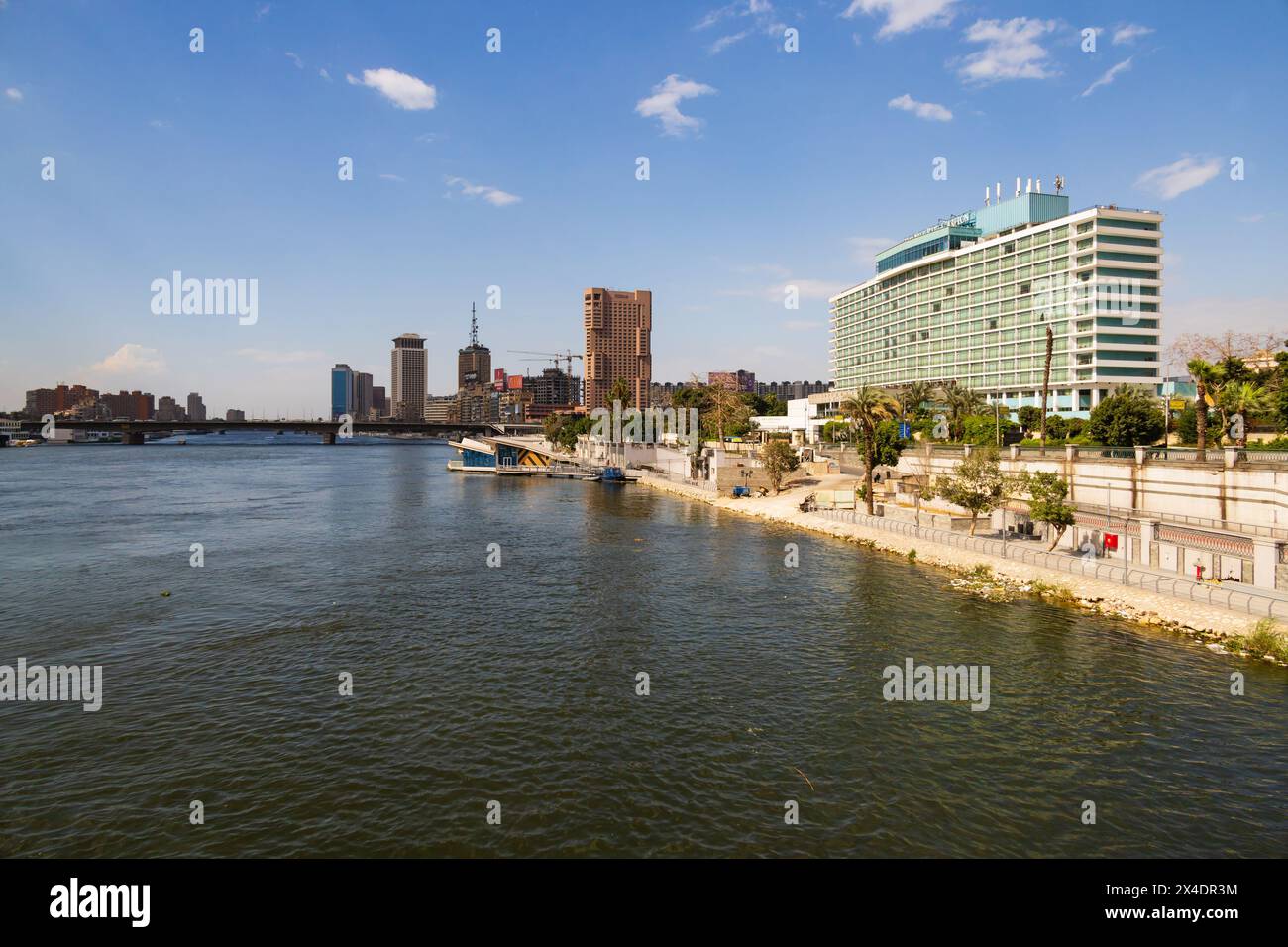 Blick über den Nil zum Hilton Hotel und Nile Ritz Carlton Hotel. Kairo, Ägypten Stockfoto