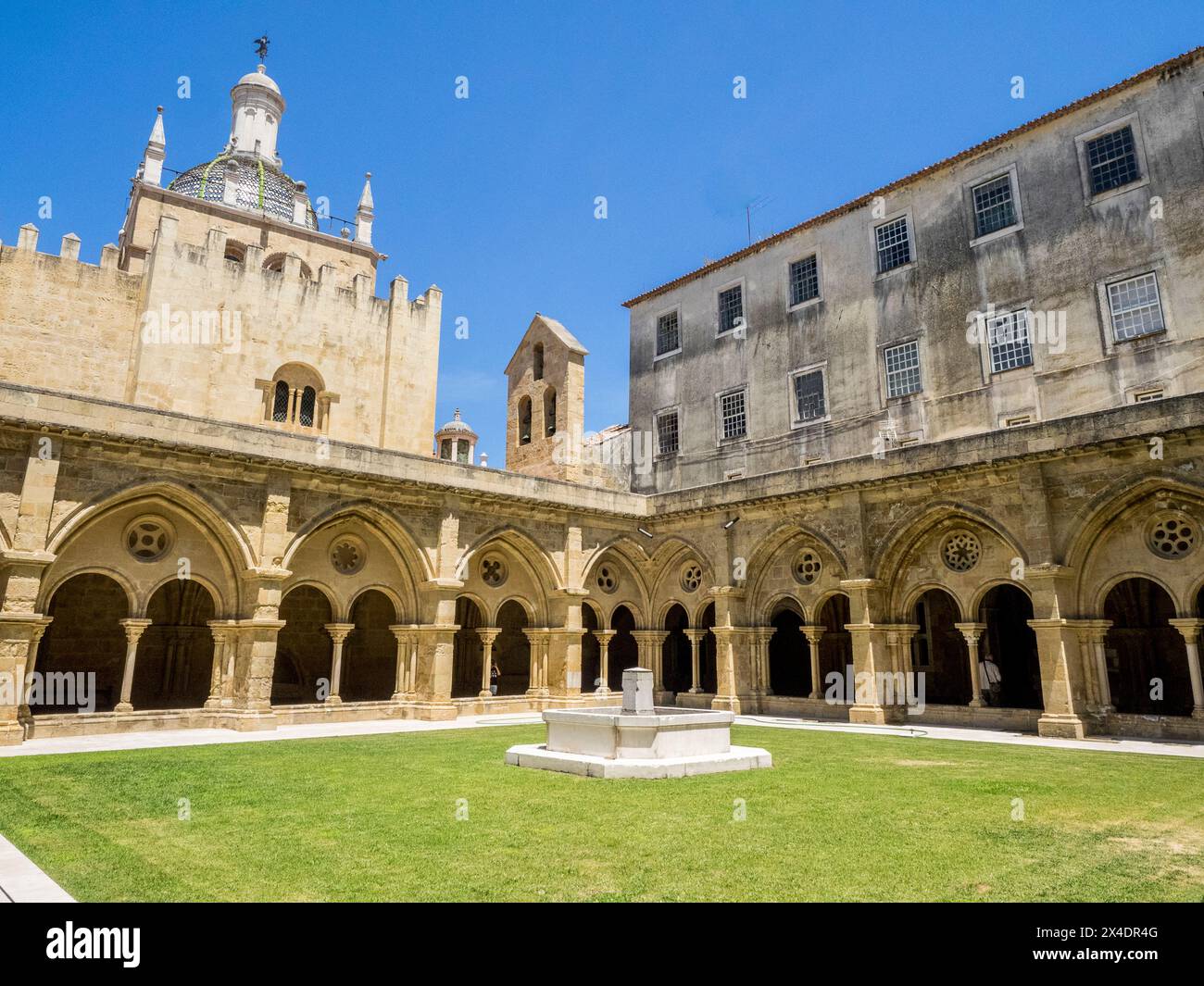 Gotischer Kreuzgang in der berühmten romanischen alten Kathedrale oder SE Velha (12. Jahrhundert) von Coimbra, Portugal. Stockfoto