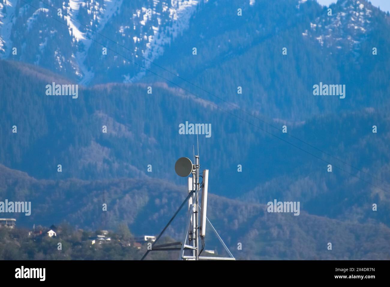 Telefon- und Satellitenantennen auf dem Dach des Gebäudes, 4G/5G-Mobilfunkturm Stockfoto