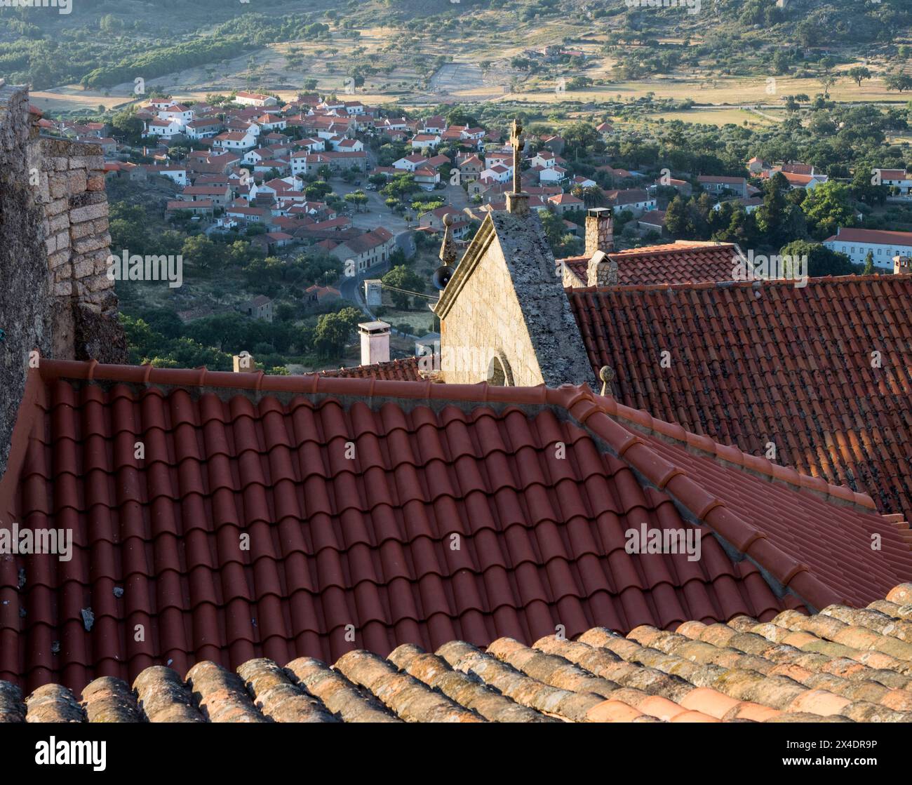 Igreja Matriz de São Salvador Igreja oder Matriz de Monsanto über einem typischen Ziegeldach im antiken Dorf Monsanto. Stockfoto