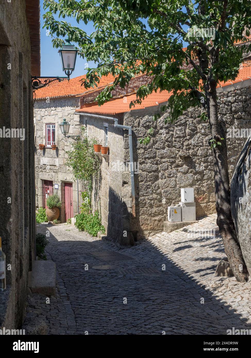 Altes portugiesisches Dorf, das auf der Seite eines Berges zwischen großen Felsbrocken mit Kopfsteinpflasterstraßen und Häusern erbaut wurde. Stockfoto