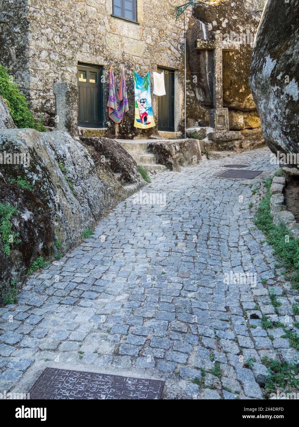 Altes portugiesisches Dorf, das auf der Seite eines Berges zwischen großen Felsbrocken mit Kopfsteinpflasterstraßen und Häusern erbaut wurde. (Nur Für Redaktionelle Zwecke) Stockfoto