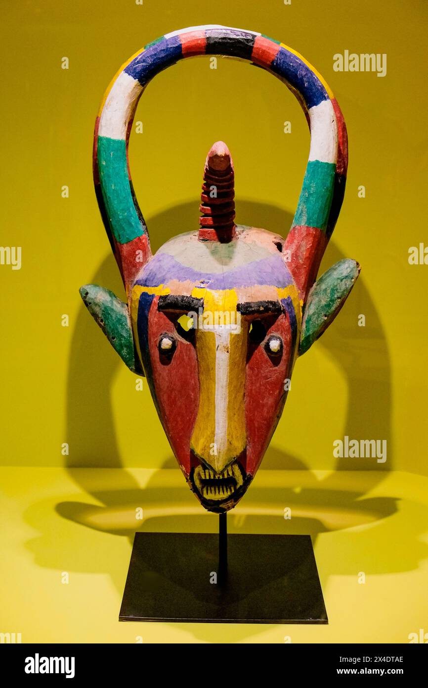 Lissabon, Portugal. Antike, farbenfrohe Maske. (Nur Für Redaktionelle Zwecke) Stockfoto