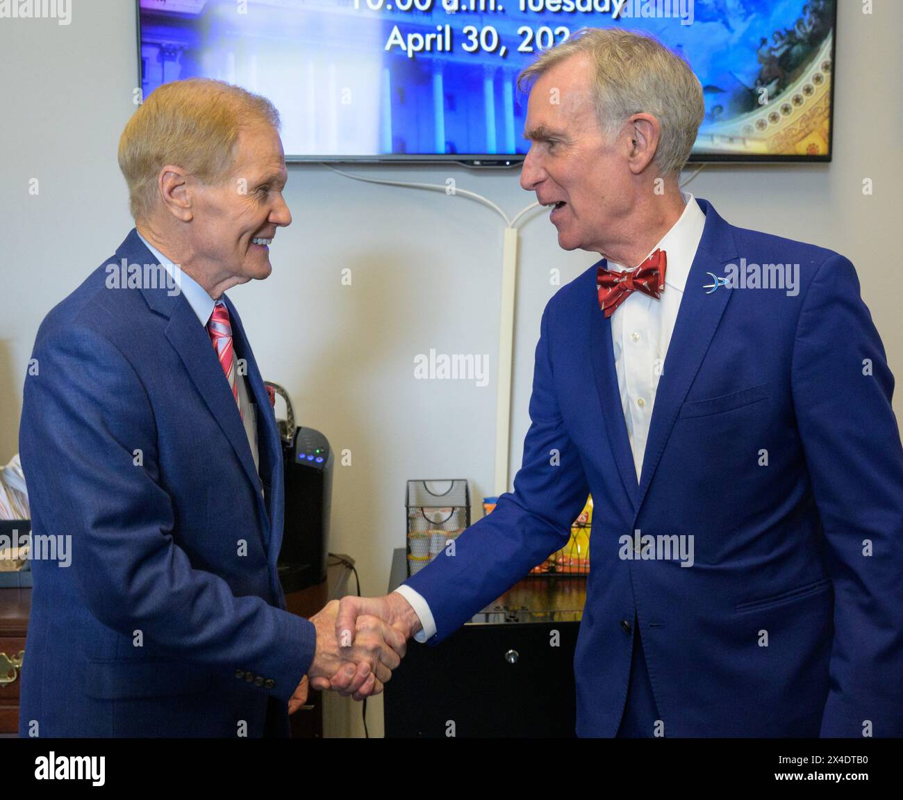 Washington, Vereinigte Staaten von Amerika. 30. April 2024. Bill Nelson, Left, und Bill Nye, CEO der Planetary Society und Science Guy, Shake Hands, im Rayburn House Office Building, 30. April 2024 in Washington, D.C. Credit: Bill Ingalls/NASA/Alamy Live News Stockfoto