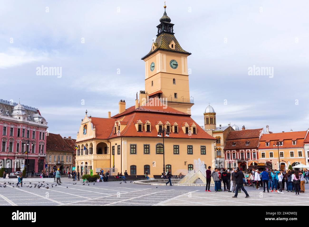 Rumänien, Brasov. Piata Sfatului (Council Square) plaza. Denkmäler wie die Schwarze Kirche und die orthodoxe Kathedrale. Die Südseite ist das 16. Jahrhundert Stockfoto