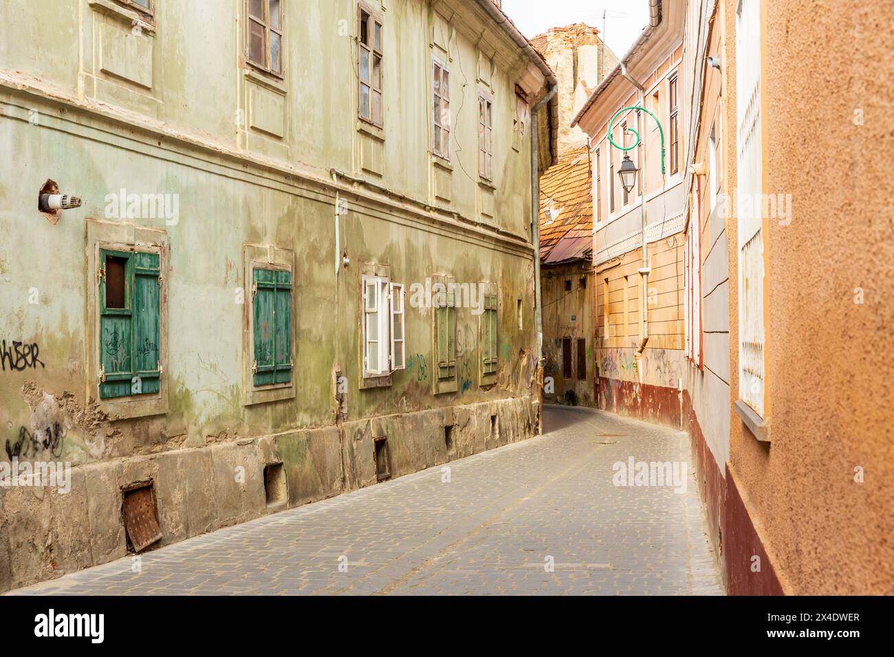 Rumänien, Brasov. Häuser mit Arkaden und Terrakotta-Dach aus dem 16. Jahrhundert und enge Gassen. Stockfoto