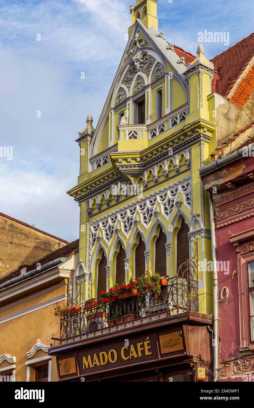 Rumänien, Brasov. Traditionelle Architektur aus dem 16. Jahrhundert. Mado Cafe Restaurant. (Nur Für Redaktionelle Zwecke) Stockfoto
