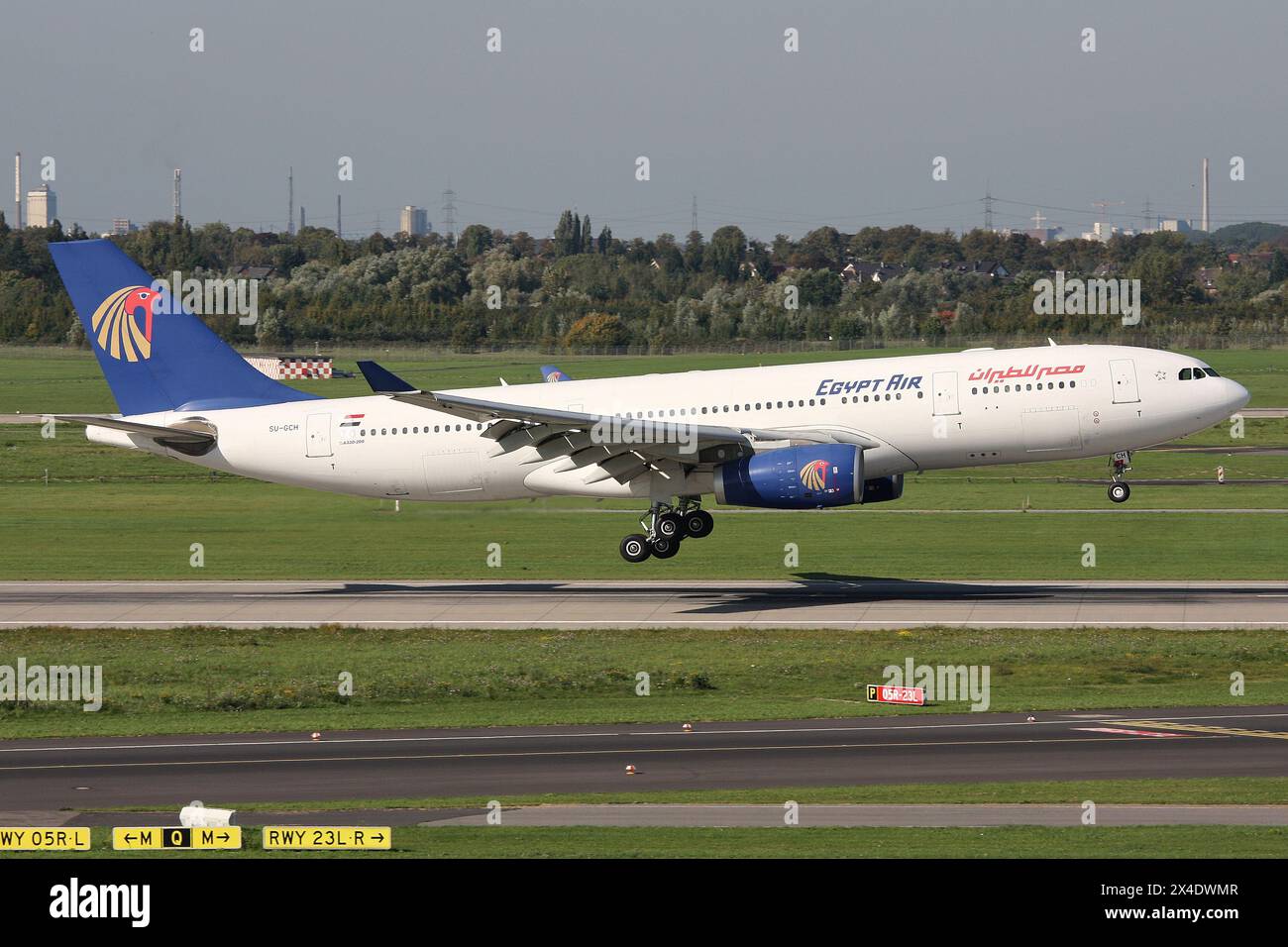 Egypt Air Airbus A330-200 mit Registrierung SU-GCH im kurzen Finale für den Flughafen Düsseldorf Stockfoto