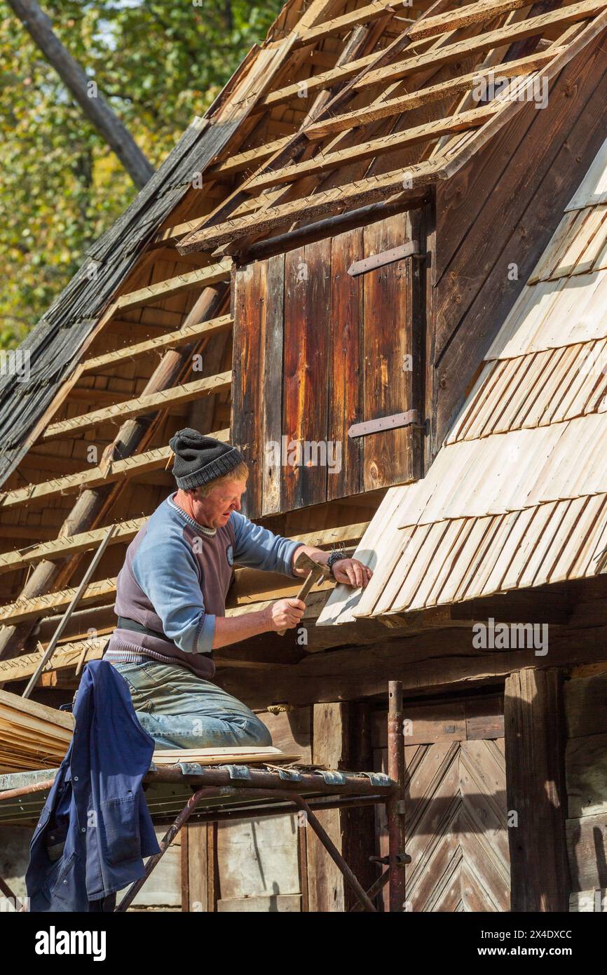 Rumänien, Karpaten. Traditioneller Dachdecker mit Holzdach. (Nur Für Redaktionelle Zwecke) Stockfoto