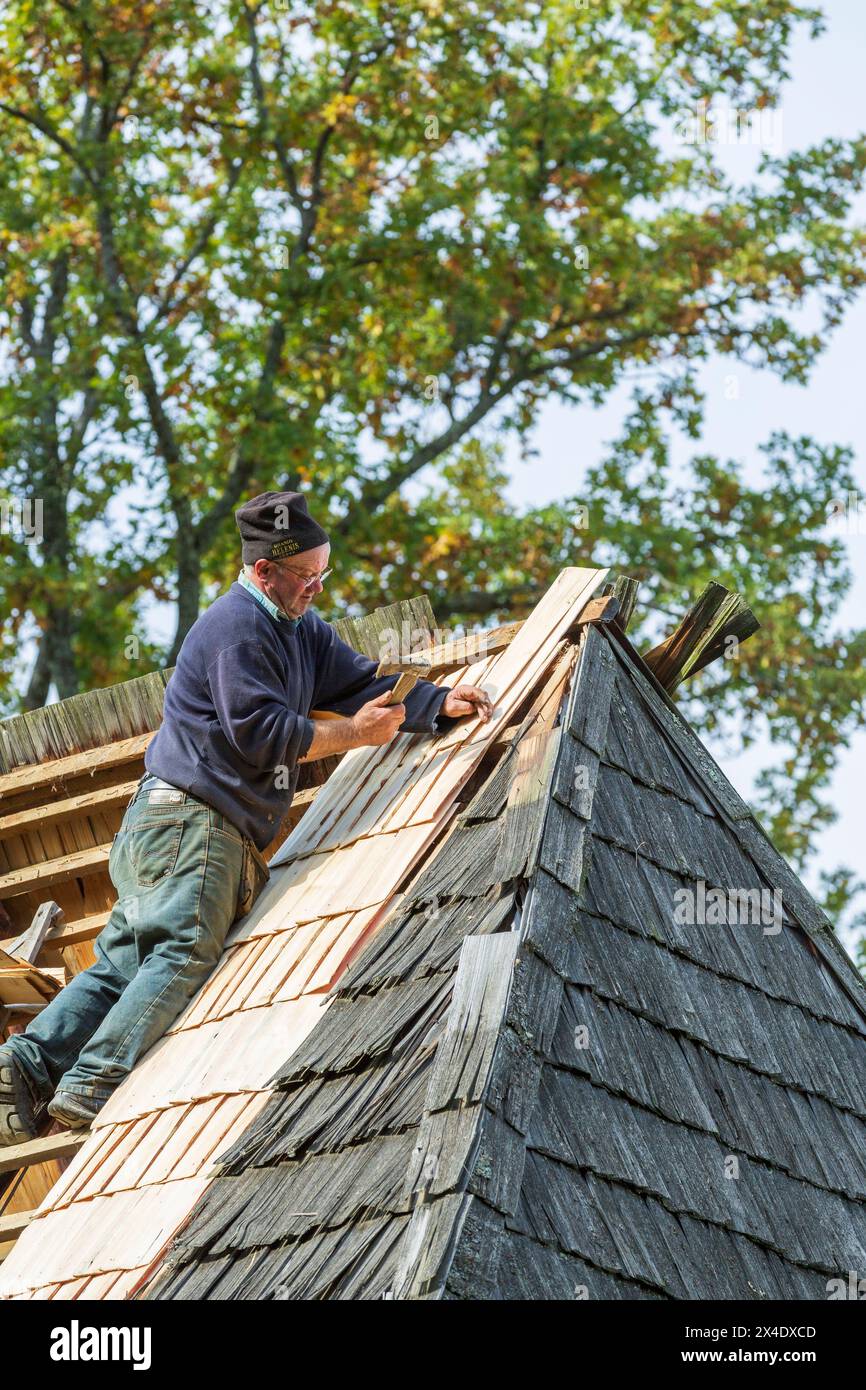 Rumänien, Karpaten. Traditioneller Dachdecker mit Holzdach. (Nur Für Redaktionelle Zwecke) Stockfoto